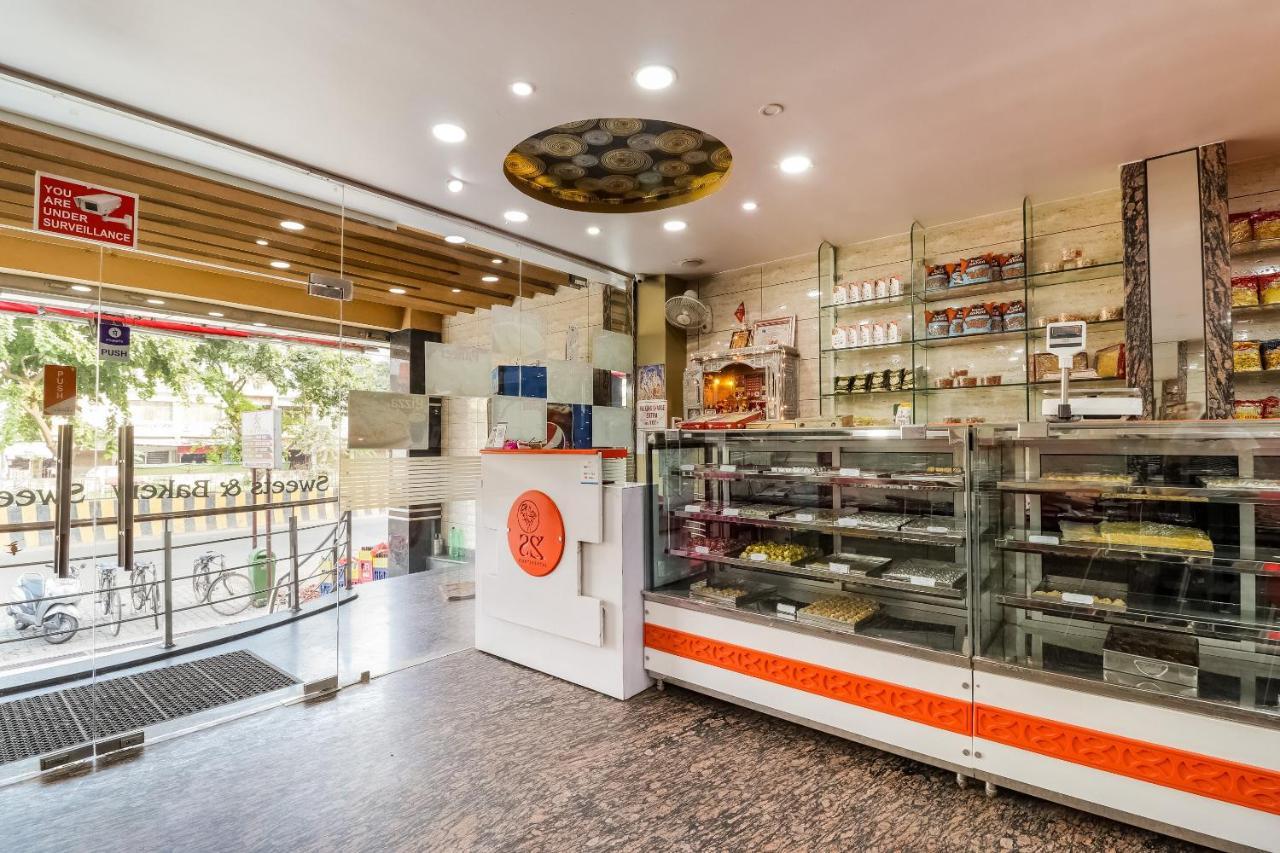 Oyo 61050 S S K Continental Hotel Juhi Bari Luaran gambar